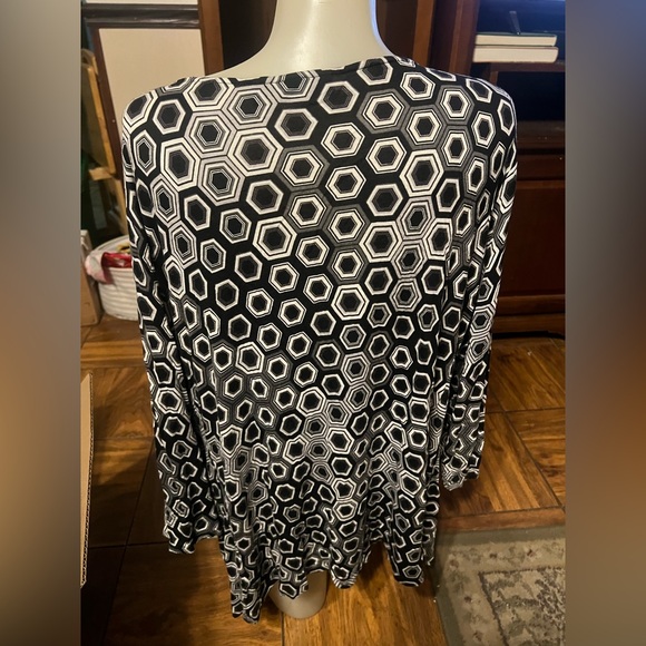 Apt. 9 Black and White Hexagon - Picture 2 of 3